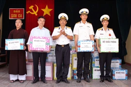 Đại tá Bùi Hải Phước(giữa), Phó Lữ đoàn, Tham mưu trưởng, Lữ đoàn 146, Trưởng đoàn công tác tặng quà cho cán bộ, chiến sỹ đảo Sơn Ca. (Ảnh: Quốc Khánh/Vietnam+)