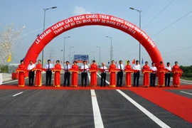 Nghi thức cắt băng thông xe cầu Rạch Chiếc trên đường Vành đai phía Đông. (Ảnh: Hoàng Hải/Vietnam+)