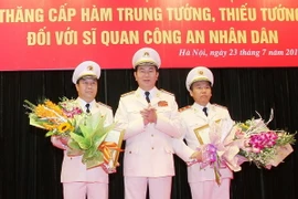 Công bố quyết định của Chủ tịch nước thăng cấp bậc hàm cấp Tướng Công an nhân dân ngày 23/7/2015. (Ảnh: Doãn Tấn/TTXVN)