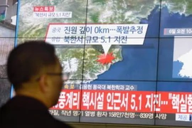 Người dân Hàn Quốc theo dõi bản tin về những rung chấn của động đất gần bãi thử hạt nhân Punggye-ri của Triều Tiên được phát qua truyền hình tại Seoul ngày 6/16. (Nguồn: Kyodo/TTXVN)