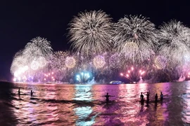 Pháo hoa mừng năm mới ở bãi biển Copacabana, thành phố Rio de Janeiro, Brazil ngày 1/1/2015. (Nguồn: AFP/TTXVN)