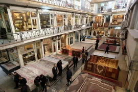 Các gian hàng trong Chợ Lớn cổ ở thủ đô Tehran. (Nguồn: AFP/TTXVN)