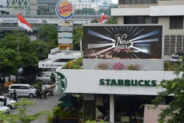 Lực lượng an ninh Indonesia triển khai trên một đường phố ở Jakarta sau vụ nổ. (Nguồn: THX/TTXVN)