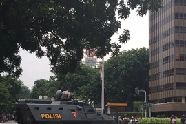 Xe quân sự được điều động đến hiện trường. (Ảnh: Ngọc Hiệp/Vietnam+)