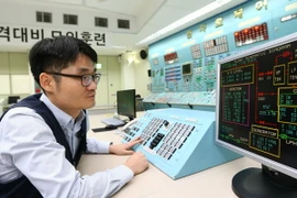 Các nhân viên Công ty Điện Hạt nhân Wolseong ở Gyeongju, Hàn Quốc tham gia cuộc diễn tập chống tấn công mạng. (Nguồn: AFP/TTXVN)