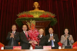 Các đại biểu Hội nghị lần thứ nhất Ban Chấp hành Trung ương Đảng khoá XII chúc mừng đồng chí Nguyễn Phú Trọng được tín nhiệm bầu làm Tổng Bí thư Ban Chấp hành Trung ương Đảng Cộng sản Việt Nam khóa XII. (Ảnh: TTXVN)