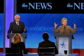 Ứng viên Bernie Sanders (trái) và Hillary Clinton trong cuộc tranh luận lần thứ 3 của các ứng cử viên Đảng Dân chủ tham gia tranh cử Tổng thống Mỹ năm 2016 tại Manchester, bang New Hampshire ngày 19/12. (Nguồn: AFP/TTXVN)