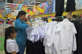 Mua sắm mùa tựu trường: Mẫu mã phong phú, giá cả không tăng