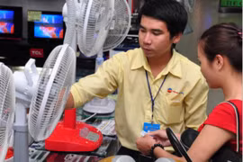 Các sản phẩm quạt nhỏ gọn, có khả năng tích điện, đèn sạc... hút khách. (Ảnh: PV/Vietnam+)