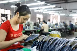 Tăng lương tối thiểu: Tương ứng năng suất lao động hay mức sống? 