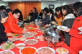Bữa cơm Tết của người lao động tại Hàn Quốc. (Ảnh: Đại sứ quán Hàn Quốc)
