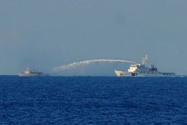 Từ Hoàng Sa: Tàu Trung Quốc bao vây phun nước vào tàu Việt Nam