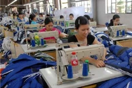 Sản xuất áo Jacket xuất khẩu tại Công ty cổ phần Trường Tiến-Nam Định. (Ảnh: Danh Lam/TTXVN).