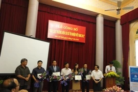 Lãnh đạo các ngân hàng hạng A lên nhận giải. (Nguồn: Techcombank).