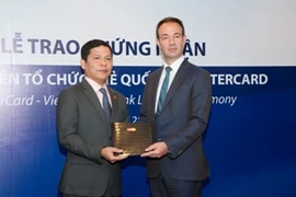 Lãnh đạo MasterCard trao giấy chứng nhận cho lãnh đạo Viet Capital Bank. (Nguồn: Viet Capital Bank).