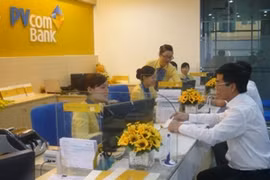 Giao dịch tại PVcomBank. (Ảnh: Thúy Hà/Vietnam+).