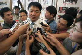 Các phóng viên phỏng vấn Bộ trưởng Đinh La Thăng - đại biểu tỉnh Thanh Hóa. 