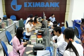 Khách hàng giao dịch tại Ngân hàng Eximbank Chi nhánh Hải Phòng. (Nguồn: Internet).