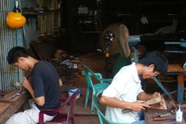 Đóng đồ nghề mộc tại một gia đình ở Nam Định. (Ảnh: Thúy Hà/Vietnam+).