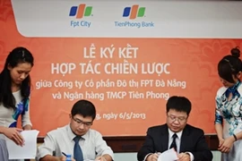 Lãnh đạo ngân hàng và FPT City ký thỏa thuận. (Nguồn: TienPhong Bank).