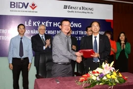 Lãnh đạo hai bên ký kết. (Nguồn: BIDV).