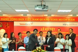 Lãnh đạo hai bên ký kết. (Nguồn: VietinBank).