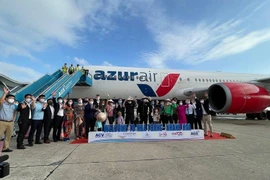 Hình ảnh những du khách quốc tế đầu tiên trở lại Việt Nam trong chương trình thí điểm hộ chiếu vaccine vừa qua. (Ảnh: CTV/Vietnam+)