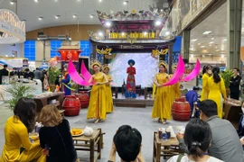 Nghệ thuật văn hóa truyền thống được trình diễn trong các gian hàng, tại khai mạc hội chợ sáng nay. (Ảnh: Mai Mai/Vietnam+)