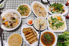 Một mâm cỗ đơn giản nhất của người làng Bát Tràng. (Ảnh: Mai Mai/Vietnam+)