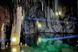 [Photo] Bí ẩn hồ nước lớn xanh ngắt trong hang động trên đỉnh núi