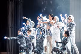 [Photo] Dàn Hoa hậu catwalk đầy ấn tượng trên sàn diễn thời trang