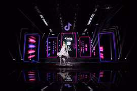 Sân khấu đêm chung kết TikTok FashUP mùa đầu tiên. (Ảnh: BTC)