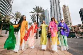Bất ngờ bắt gặp những sắc màu áo dài Việt rực rỡ trên đường phố Dubai