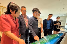 Du khách khám phá điểm đến bằng du lịch thực tế ảo. (Ảnh: Mai Mai/Vietnam+)