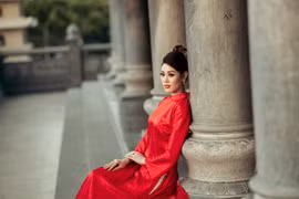 [Photo] Hoa hậu Khánh Vân đẹp rực rỡ với áo dài dưới ráng chiều