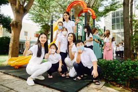 Cá thí sinh Hoa hậu Hoàn vũ Việt Nam giao lưu, gặp gỡ và trao quà cho các bé có hoàn cảnh đặc biệt tại Nhà bảo trợ trẻ em Long Hải. (Ảnh: CTV/Vietnam+)