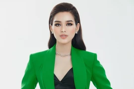 Đỗ Thị Hà diện bộ vest xanh trong buổi trả lời phỏng vấn kín với ban giám khảo cuộc thi tối qua. (Ảnh: CTV/Vietnam+)