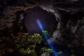 Trời đêm từ bãi trại hố sụt Kong, Phong Nha-Kẻ Bàng. (Ảnh: Jungle Boss Tour)