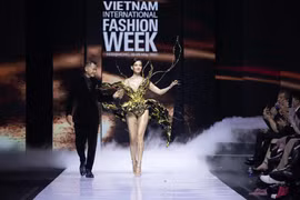 Trang phục trong bộ sưu tập “Infinity” của Hoàng Minh Hà. (Ảnh: CTV/Vietnam+)