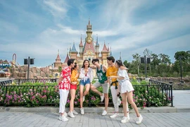 Giới trẻ thích thú trải nghiệm Phú Quôc. (Ảnh: CTV/Vietnam+)