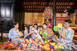 Giới trẻ thích thú trải nghiệm làng nghề ở Quảng Nam. (Ảnh: CTV/Vietnam+)