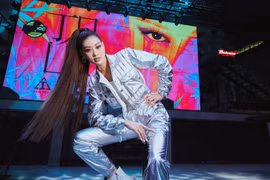 [Photo] Hoa hậu Khánh Vân thị phạm catwalk ‘cực ngầu' cho đàn em