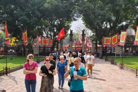 Du khách quốc tế tham quan Văn Miếu-Quốc Tử Giám. (Ảnh minh họa: Huy Hoàng)