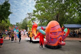 Trình diễn lễ hội đường phố trong khu Công viên Thiên đường Bảo Sơn dịp 30/4 vừa qua. (Ảnh: M.Mai/Vietnam+)