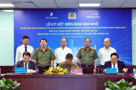 Lãnh đạo các đơn vị ký biên bản ghi nhớ hợp tác. (Ảnh: VNPT)