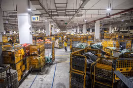Những ngày giáp Tết Nguyên đán Giáp Thìn 2024, lượng hàng hóa tăng cao, đội ngũ nhân viên bưu tá của các doanh nghiệp bưu chính đều liên tục tăng ca, làm muộn để đảm bảo lưu thoát, sớm giao bưu gửi tới tay khách hàng. (Ảnh: Minh Sơn/Vietnam+)