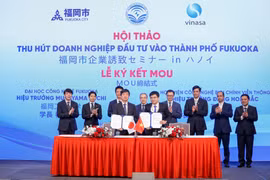 Bộ Thông tin Truyền thông Việt Nam và thành phố Fukuoka đã kí kết biên bản ghi nhớ về việc hỗ trợ doanh nghiệp khởi nghiệp. (Ảnh: Minh Sơn/Vietnam+)