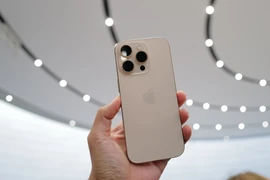 Trên tay iPhone 16 Pro Max màu 'Titan sa mạc' mới được Apple giới thiệu