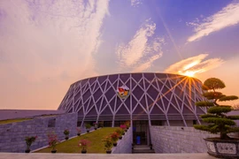 Hướng tới Kỷ niệm 70 năm ngày chiến thắng Điện Biên Phủ, những ngày này, lượng du khách đến Điện Biên bắt đầu tăng cao. Trong hành trình về miền đất lịch sử này, Bảo tàng chiến thắng Điện Biên Phủ là điểm đến không ai có thể bỏ qua. (Ảnh: Minh Sơn/Vietnam+)