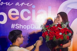 Cầu hôn bạn gái trong đêm mở bán iPhone 16 Series chính hãng Việt Nam 